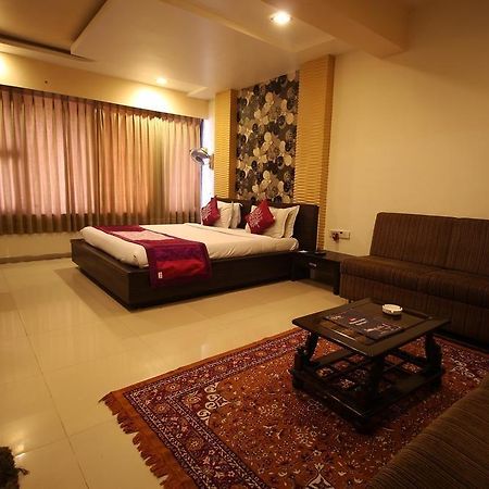 Oyo Premium Law Garden C G Road Hotel Ahmedabad Buitenkant foto