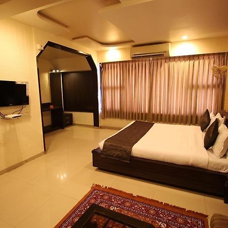 Oyo Premium Law Garden C G Road Hotel Ahmedabad Buitenkant foto