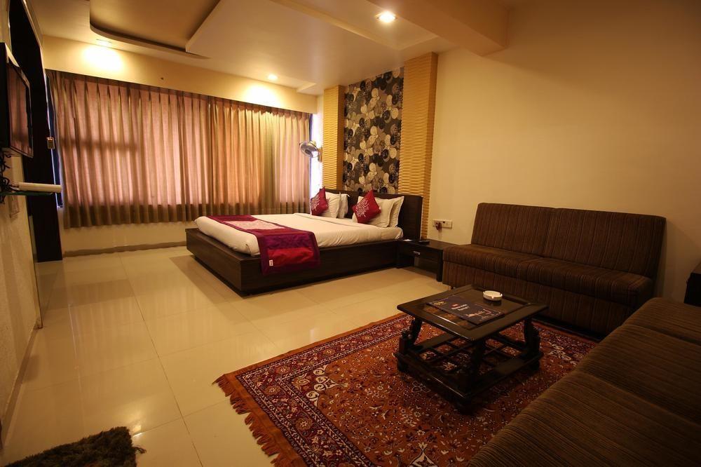 Oyo Premium Law Garden C G Road Hotel Ahmedabad Buitenkant foto