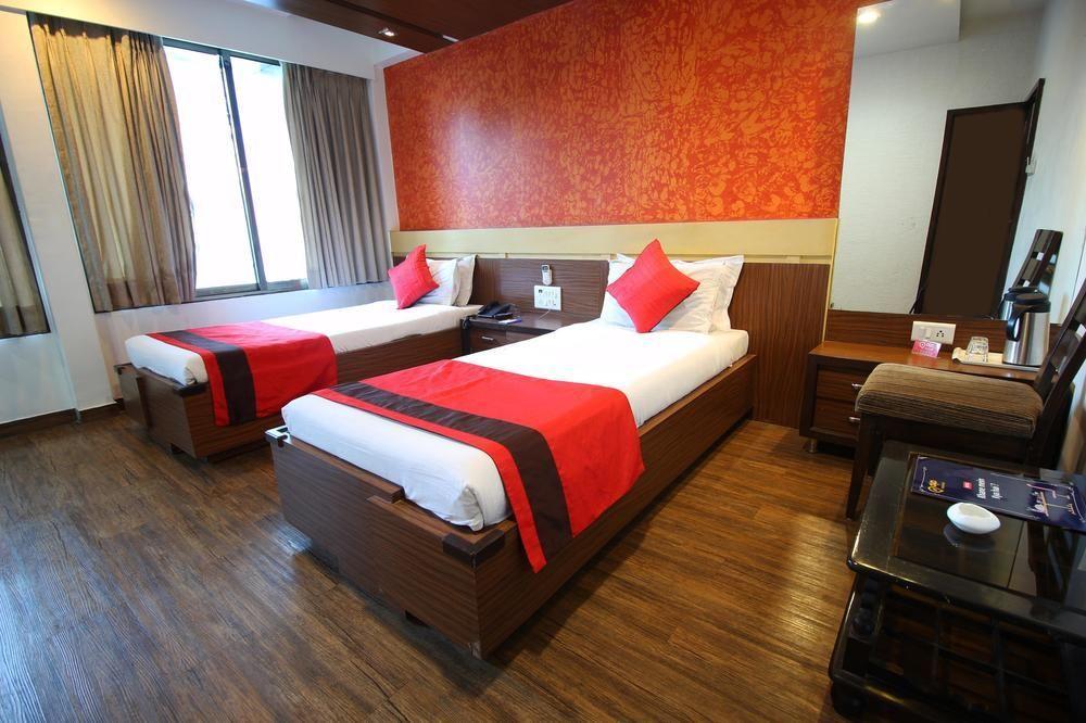 Oyo Premium Law Garden C G Road Hotel Ahmedabad Buitenkant foto