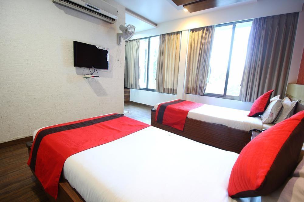 Oyo Premium Law Garden C G Road Hotel Ahmedabad Buitenkant foto