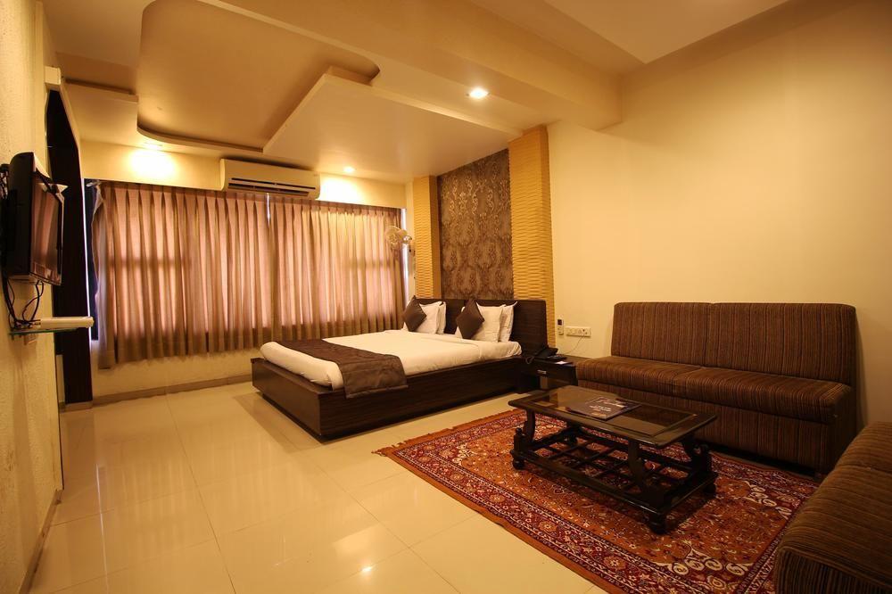 Oyo Premium Law Garden C G Road Hotel Ahmedabad Buitenkant foto