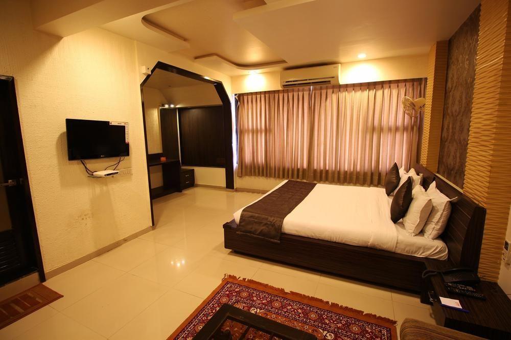 Oyo Premium Law Garden C G Road Hotel Ahmedabad Buitenkant foto