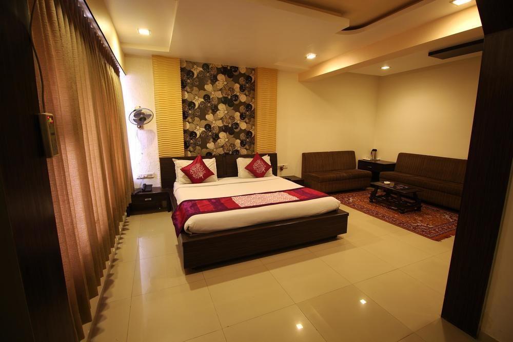 Oyo Premium Law Garden C G Road Hotel Ahmedabad Buitenkant foto