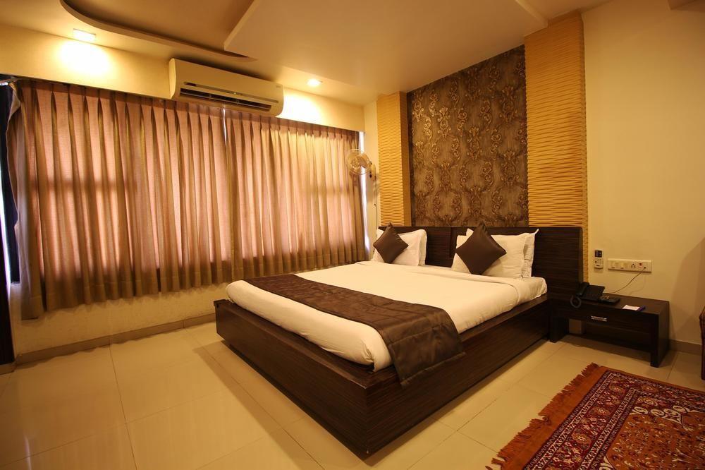 Oyo Premium Law Garden C G Road Hotel Ahmedabad Buitenkant foto