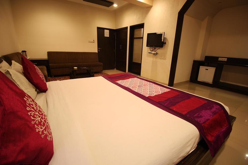 Oyo Premium Law Garden C G Road Hotel Ahmedabad Buitenkant foto