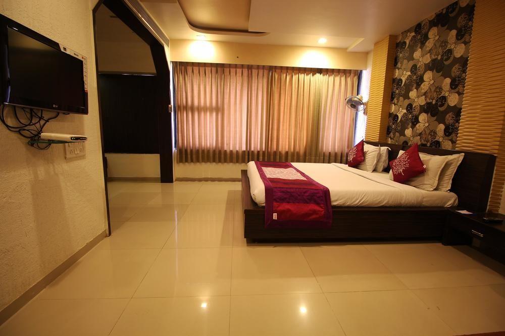 Oyo Premium Law Garden C G Road Hotel Ahmedabad Buitenkant foto
